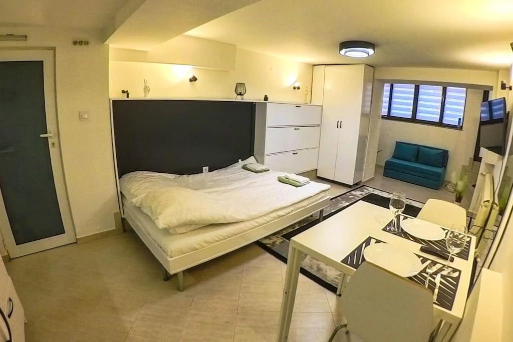 Studio With Courtyard Just Steps Away Vitosha Str София Экстерьер фото